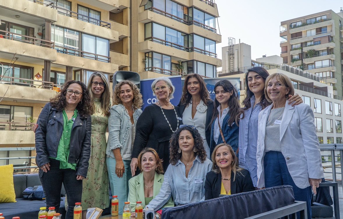 laventanacine's tweet photo. ¡Estamos contentísimas por el evento de esta mañana! Echa un vistazo de lo que fue este desayuno junto a más de 100 mujeres, incluyendo a las protagonistas de “10 Chilenas que están cambiando el mundo”. 

#10chilenas https://t.co/q9kJrIgCzV