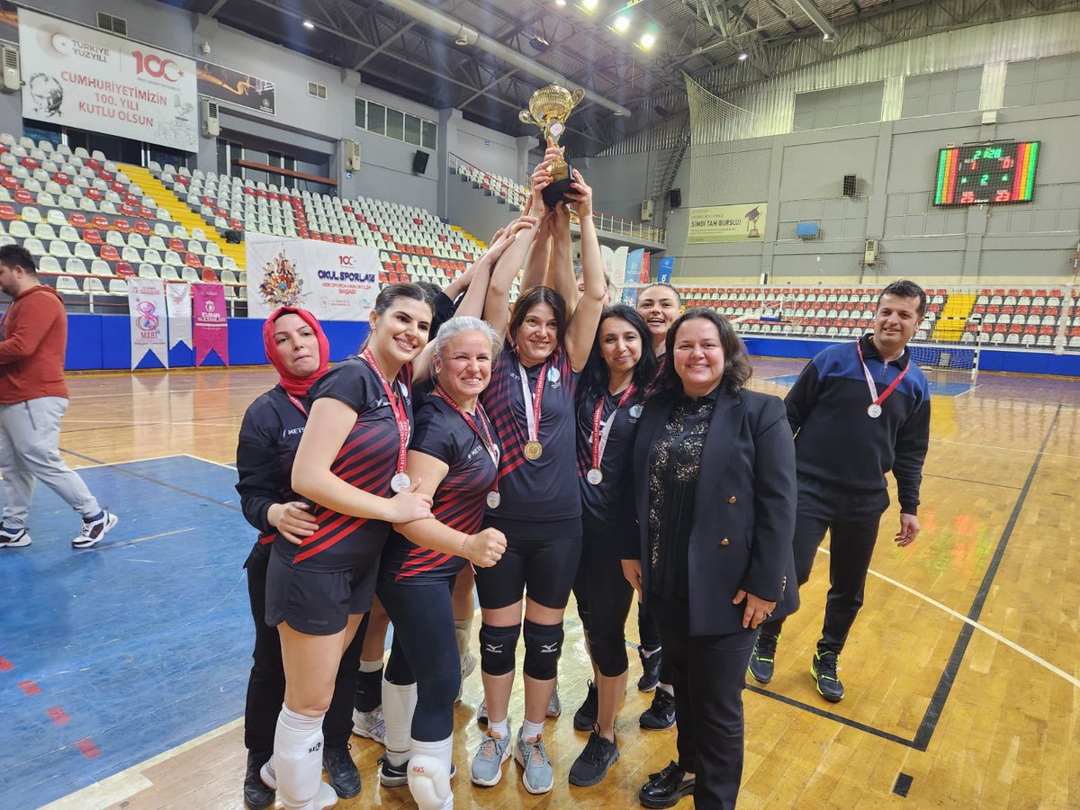 📍#Denizli

Evde, işte, sanatta, sporda 🏐🏐🏐Türk kadını her yerde🏐🏐🏐

Denizli Gençlik ve Spor İl Müdürlüğümüz tarafından düzenlenen her yaştan ev kadınları ve çalışan kadınların katıldığı, 10 takımdan 130 sporcunun mücadele ettiği  “Evinin Sultanları Voleybol Turnuvası”nın