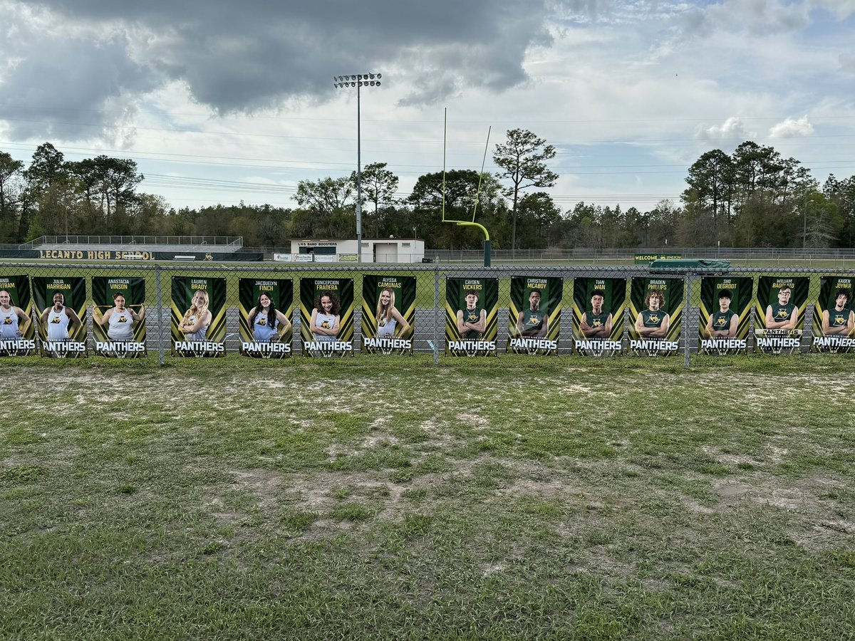 Coach_SimmonsB's tweet photo. Our Senior Banners are up! We have a great turnout this year. 17 Seniors in total. https://t.co/7aw5OuIhQh