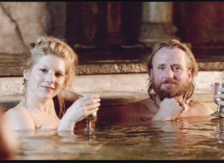 magago's tweet photo. A que hoxe apetece meterse nuns bos baños quentes a vivir a vida como fai o rei Ecgberht de Wessex na serie Vikings? A serie non ía moi desencamiñada porque esta era unha práctica moi habitual dos reis galegos. 
(Por certo, que Ecgberth tiña unha filla casada en Ortigueira). 
👇 https://t.co/wHFeHrKko1