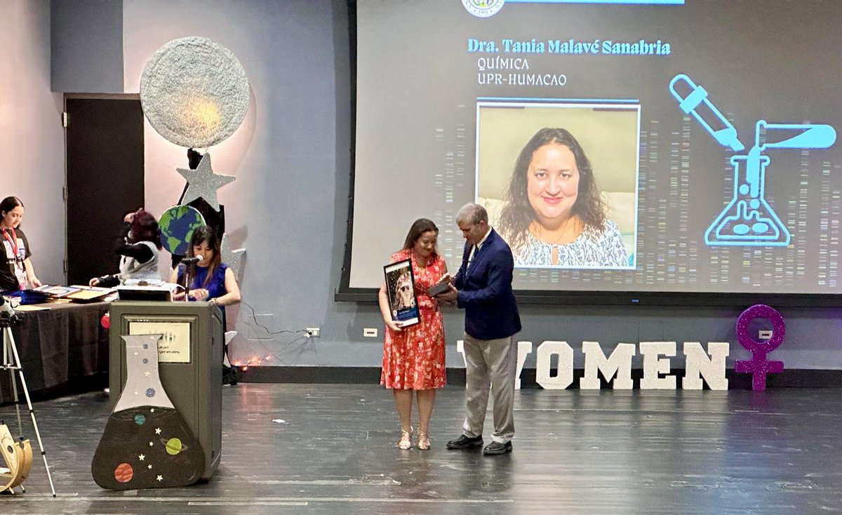 UPRHComunica's tweet photo. #OrgulloUPRH | Felicitamos a la Dra. Tania Malavé Sanabria, directora del Departamento de Química, quien hoy fue galardonada con el prestigioso premio a la Excelencia en STEAM que otorga la Administración Central de la UPR.

¡Enhorabuena, profesora Malavé!

@UPR_Oficial https://t.co/wsGoglwFjl