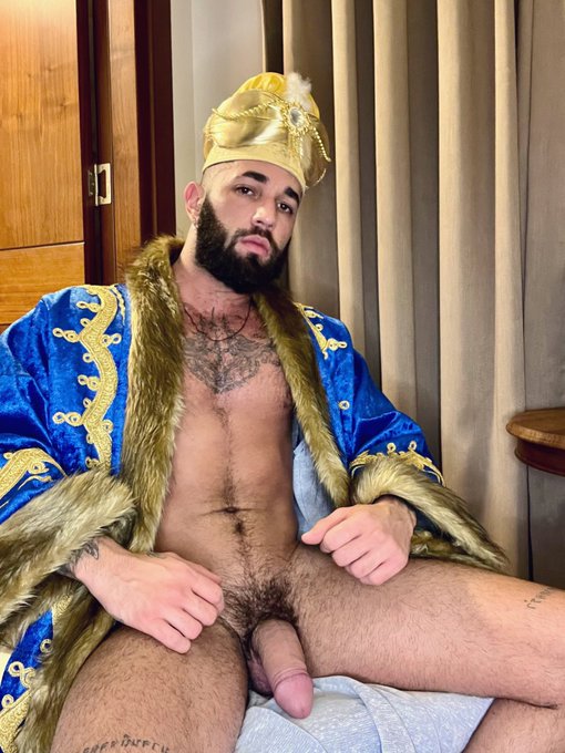 Your sultan commands you to kneel before him&hellip; 🇹🇷 👇 https://t.co/UtK2ZLE0JK