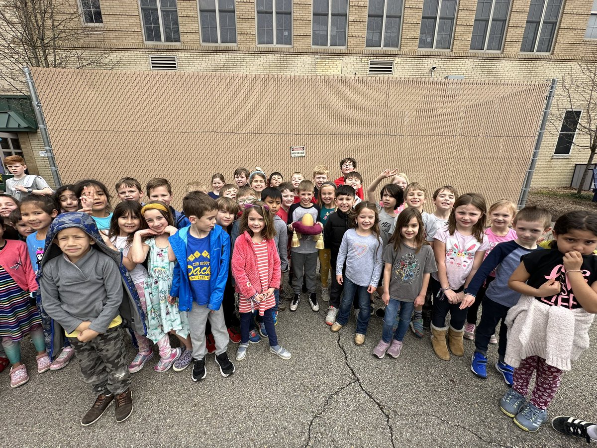 FosterSchoolMTL's tweet photo. Congratulations to our 1st Grade Students for earning the Golden Egg Award for the month of February for their positive behavior at lunch and recess! #swpbis #LeboProud 🪺 🦅 https://t.co/pVj8PeUqne