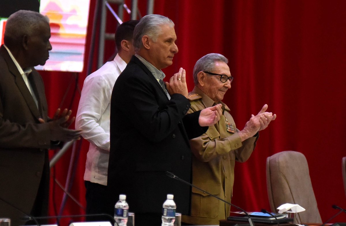 PresidenciaCuba's tweet photo. 🇨🇺 | El General de Ejército Raúl Castro Ruz, líder de la Revolución, acompañó a las mujeres cubanas en su XI Congreso. A ellas dijo: 

"Me siento tan satisfecho políticamente y alegre por el trabajo que han hecho en el pasado, en momentos difíciles... https://t.co/iDhFnt7TvS