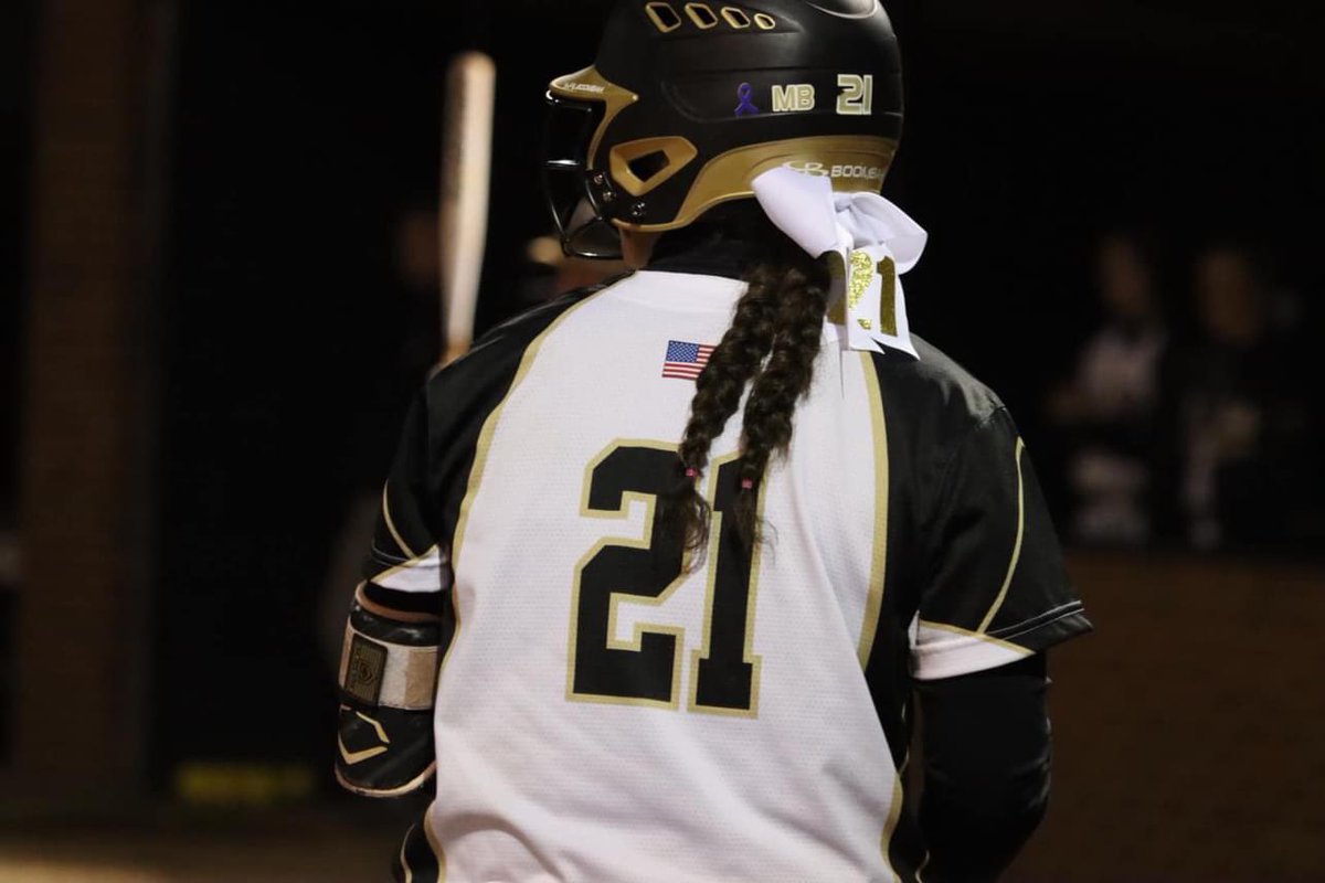 Annalise2025's tweet photo. Junior season officially started last night! Not the result we wanted but I’m super proud of my teammates for fighting til the end. Can’t wait for the rest of the season with these girls! Thankful for my family’s support as well💛🖤🐻@LadyMjhs @ChelseaEFarmer @UTMSoftball https://t.co/LYW0z2B9qZ