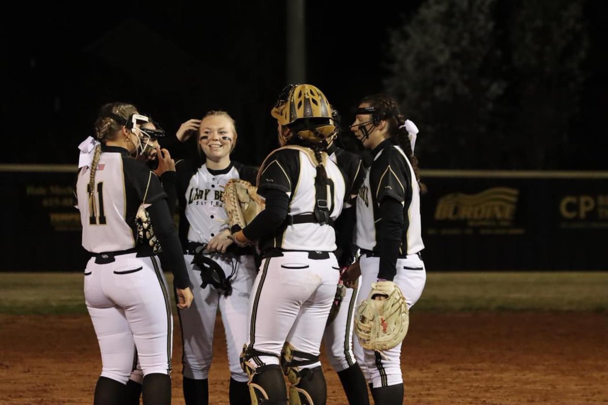 Annalise2025's tweet photo. Junior season officially started last night! Not the result we wanted but I’m super proud of my teammates for fighting til the end. Can’t wait for the rest of the season with these girls! Thankful for my family’s support as well💛🖤🐻@LadyMjhs @ChelseaEFarmer @UTMSoftball https://t.co/LYW0z2B9qZ