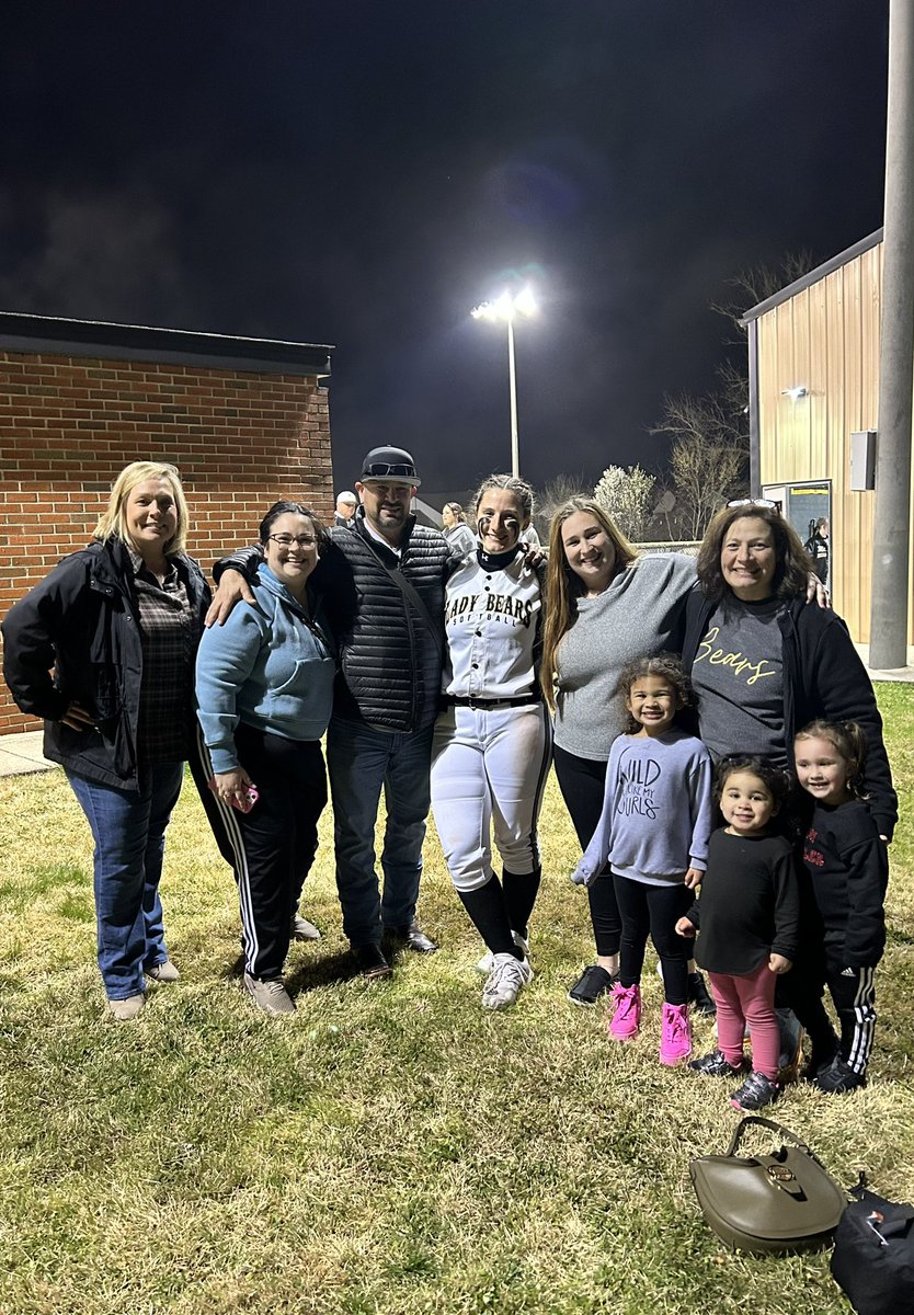 Annalise2025's tweet photo. Junior season officially started last night! Not the result we wanted but I’m super proud of my teammates for fighting til the end. Can’t wait for the rest of the season with these girls! Thankful for my family’s support as well💛🖤🐻@LadyMjhs @ChelseaEFarmer @UTMSoftball https://t.co/LYW0z2B9qZ