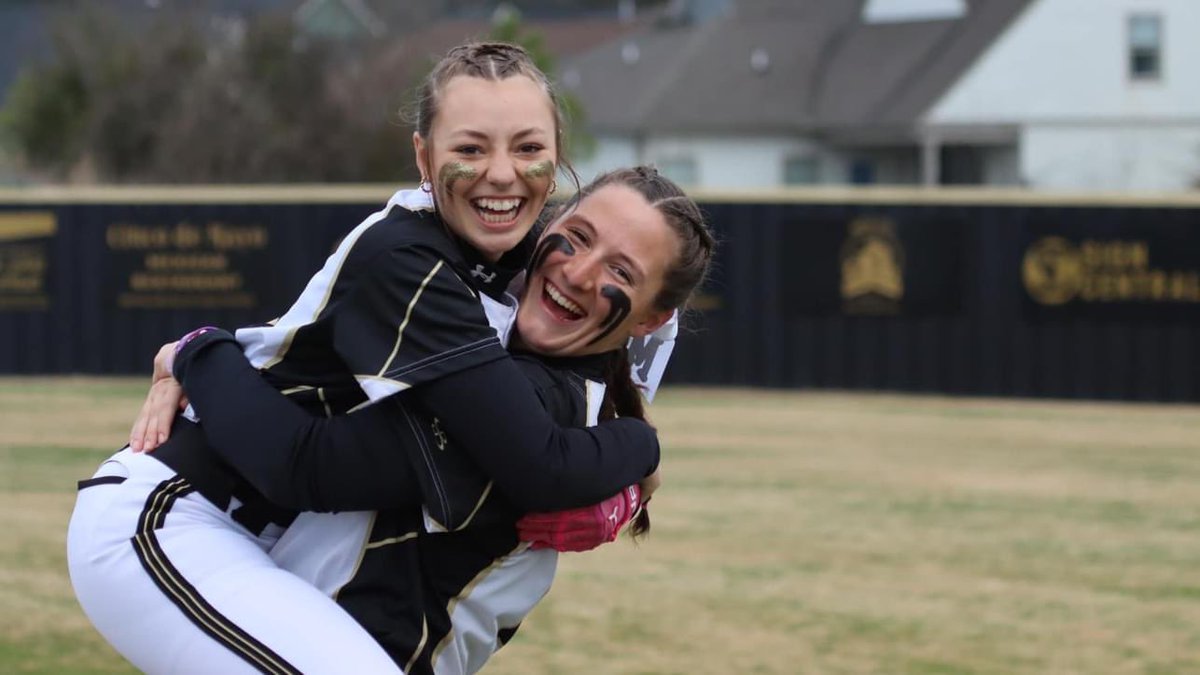 Annalise2025's tweet photo. Junior season officially started last night! Not the result we wanted but I’m super proud of my teammates for fighting til the end. Can’t wait for the rest of the season with these girls! Thankful for my family’s support as well💛🖤🐻@LadyMjhs @ChelseaEFarmer @UTMSoftball https://t.co/LYW0z2B9qZ