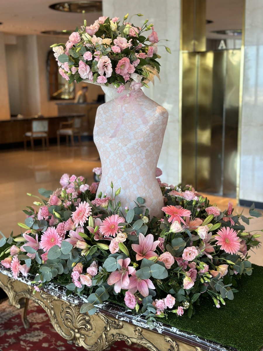 En este #DíaDeLaMujer, extiendo un saludo cálido y lleno de admiración a todas las #mujeres alrededor del mundo.  

Hoy celebramos la diversidad y el impacto incalculable de cada una en la construcción de un futuro más igualitario y empoderado.

  #Valores #8M #AAHoteles