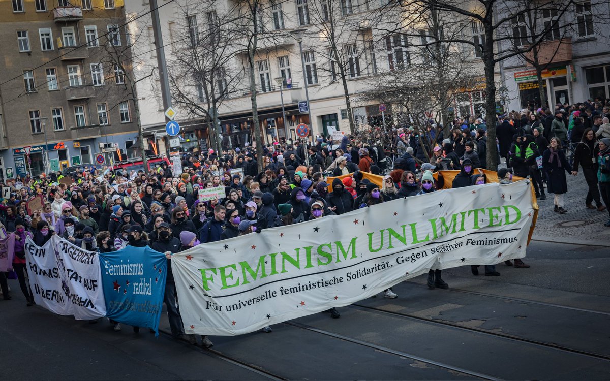 Geht leider unter: Es gab heute in Berlin mit @fem_unlimited auch eine feministische Demo, die sich explizit gegen Antisemitismus und solidarisch mit den Hamas-Opfern gezeigt hat. 1000 Teilnehmende wurden erwartet, es waren mit circa 10.000 Menschen zehn mal so viele. #B0803