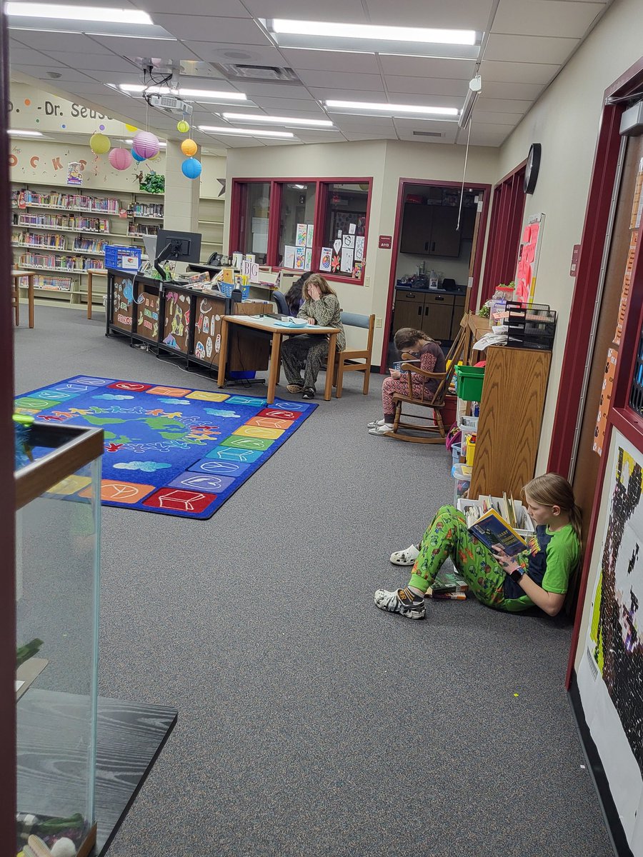 tkane627's tweet photo. (Round 2 pics)

We read as a group,
We read on our own.
We read while standing,
we read while laying.
We listened to stories,
we read about adventures.
We are reading Panthers!

We celebrated Read Across America week with Drop Everything And Read (DEAR) time!  #reedsvillesd https://t.co/POLvg260BR