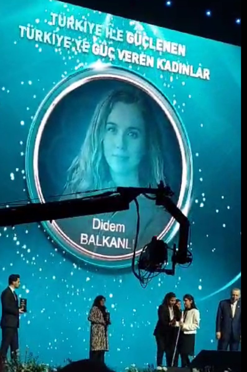 ProfDidem's tweet image. Türkiye’ye Güç Veren Kadınlar Ödülü’nü Sayın Cumhurbaşkanımızın elinden aldım. Türkiye’nin bize kattıkları ile güçlendik ve bu güçle Türkiye’mize ve insanlığa katkı vermeye devam edeceğiz. 12 Kadınımızı ödüllendiren Aile Bakanımız Mahinur Hanıma çok teşekkür ederim.