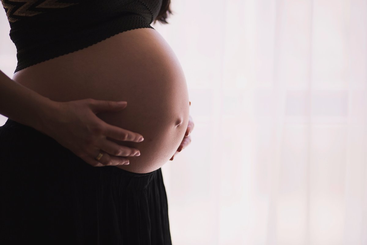 ¿Embarazada y lidiando con sequedad bucal?

Mantén tu sonrisa radiante con estos consejos: Bebe mucha agua, elige chicles sin azúcar y cuida tu higiene bucal con un buen cepillado.
¡Comparte tus tips con otras mamás! 🤰🦷

#SaludBucal #Embarazo #ClinicaParra