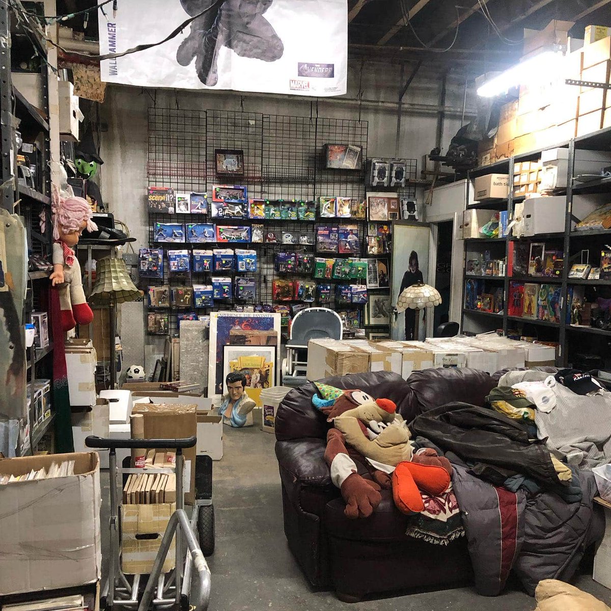 NYC's <a href="/KochComics/">Koch Comics</a>, famous for its endless rows of back issues, will permanently close soon. comicsbeat.com/the-legendary-…