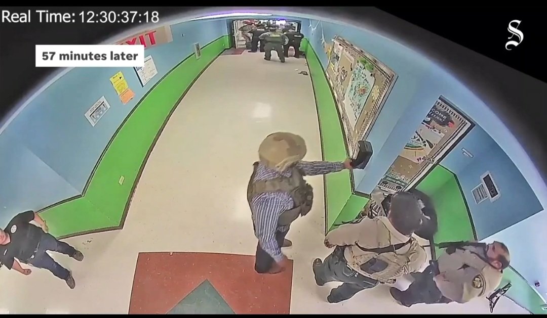 stoneyrain's tweet image. Nope, no wrongdoing here seems like a good time for #handsanitizer we still got 20 minutes to go! #Uvalde #jesseprado you're sick all ya'll involved are sick! #texas is corrupt af! #77minutes 💔 poor babies that suffered bc of #cowards