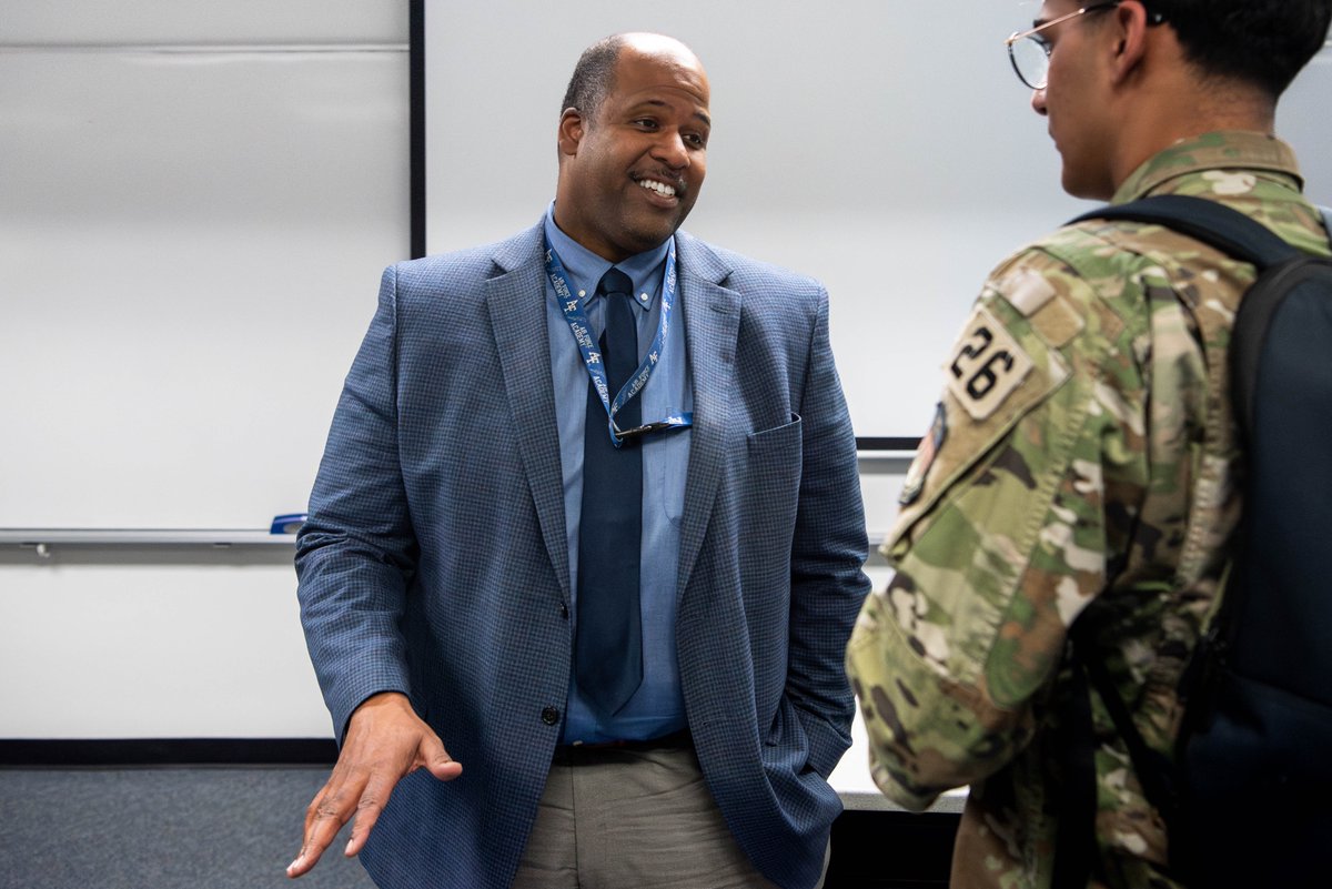 📚  𝐅𝐚𝐜𝐮𝐥𝐭𝐲 𝐅𝐫𝐢𝐝𝐚𝐲 🎒

Read about how Dr. Tucker guides cadets toward success: usafa.edu/dr.tucker

#FacultyFriday #LeadersOfCharacter