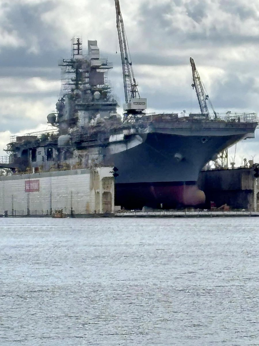 USS Kearsarge (LHD 3) Wasp-class amphibious assault ship in Norfolk, Virginia at the BAE Systems Shipyard - March 7, 2024 #usskearsarge #lhd3

SRC: FB- Hampton Roads & Chesapeake Bay Ship Watchers