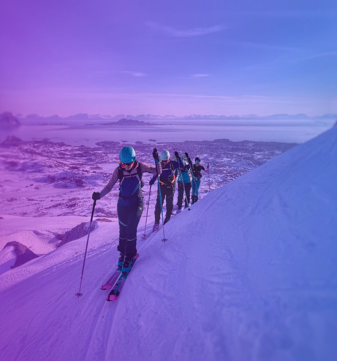 ELLES ✨ Les que no teniu por de fracassar, de buscar, de perdre's, de somiar, de deixar el confort, de ser vosaltres mateixes, de trobar. A les que no teniu por de viure 💜 AVUI I CADA DIA ✊🏻 DIA DE LA DONA #WomensDay