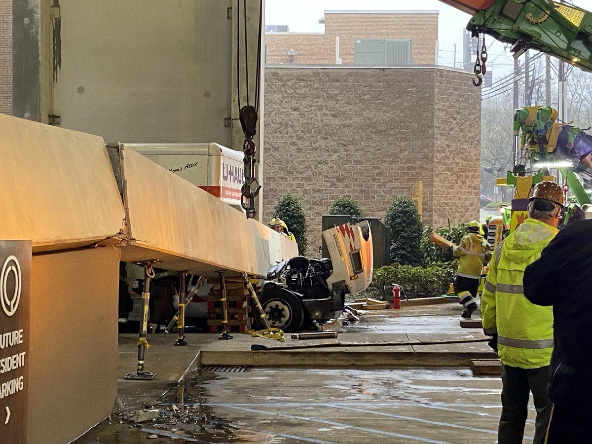 They are about to use a wrecker to try to lift the beam a bit.

al.com/news/2024/03/u…