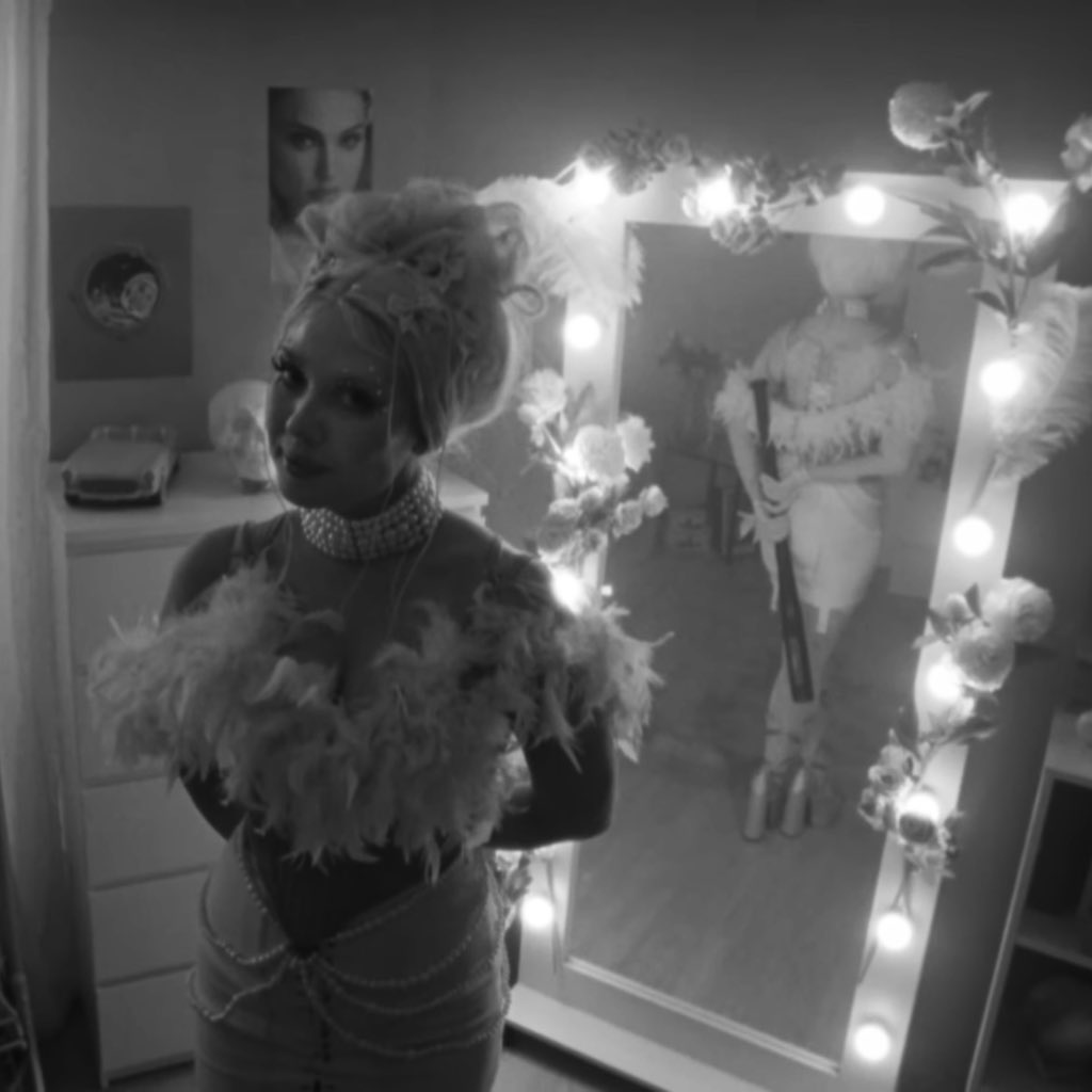 ‘‘  это  от  любви  мурашки   ౨ৎ⋆˚｡⋆
            у  тебя  идут  по  коже ?   ;  🕊️

                                     💋: 𝐷𝐸𝑇𝐾𝐴 - 𝐾𝐼𝐿𝐿𝐸𝑅
 
💘  —
       клип и песня «ДЕТКА КИЛЛЕР» вышел! девочки, ну не подвела вас. она правда убила д.к.инк или хайп? 🐇🔪