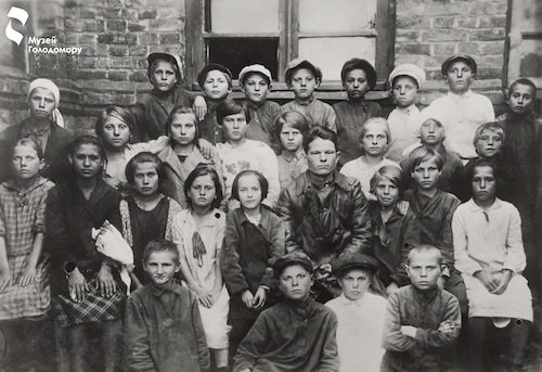 RelatocuriosoK's tweet photo. - El Holodomor.

Sólo hay que buscarlo en Google. Stalin mató de hambre a unos cuatro millones de ucranianos para promover su agenda política. Fue absolutamente repugnante. https://t.co/PhToJGG8Fp