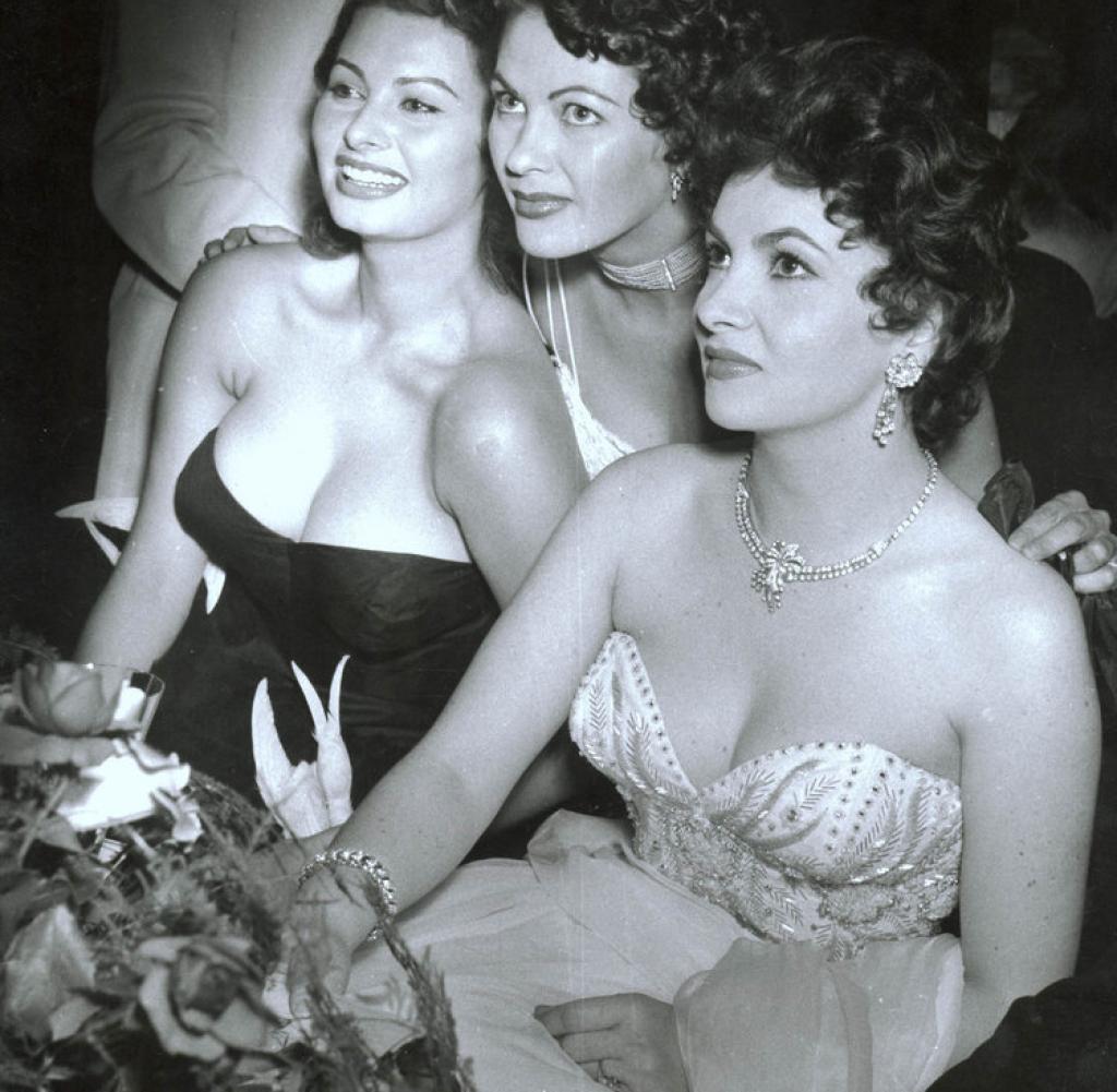 silverscreengod's tweet photo. 1954 - Sophia Loren, Yvonne De Carlo and Gina Lollobrigida. https://t.co/hrZu6Xf2rS