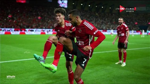 الثنائي دول واللي واقف وراهم

الزمالك تعاقد معهم من اندية مغمورة وصنع منهم لاعبين ونجوم لكنهم خونة ورُخاص وكلاب فلوس

اللي وراهم بقا "عمر كمال" اتشهر بسبب انه زملكاوي متعصب وراح المنتخب على حس تعاقد الزمالك معه

وبعدين تسألوني ليه بكره الاهلي؟ طبيعي لانه نادي حرامي