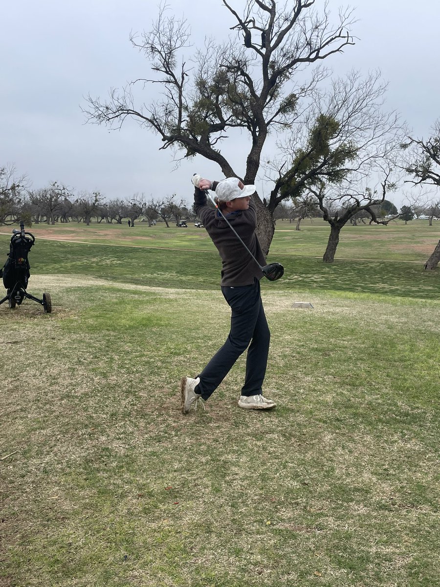 First round of Sweetwater Tourney. Conditions were a little chilly but guys fought through it. Branson King 76, Brennan Moreau 79, Peyton Roche 93, Jared Vasquez 94.. #TeeItHighLetItFly #CoogNation #OTOF #FAAB