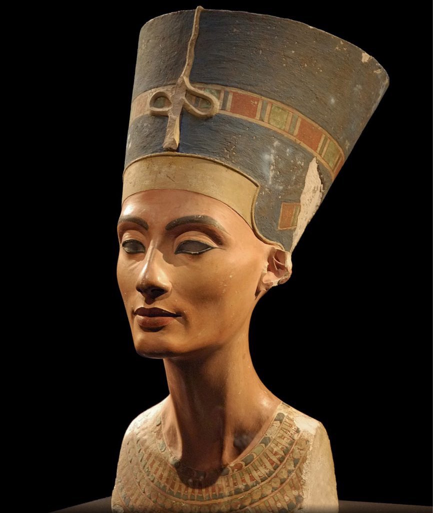 viagempassado's tweet photo. Como o busto de Nefertiti revela a vida e o mistério de uma das mais poderosas mulheres do Egito Antigo

No dia 6 de dezembro de 1912, uma equipe de arqueólogos alemães liderada por Ludwig Borchardt fez uma das mais impressionantes descobertas da história: o busto de Nefertiti, a bela rainha do Egito Antigo. O busto, feito de calcário e estuque, retrata o rosto da esposa do faraó Akhenaton, que reinou na 18ª dinastia, cerca de 3400 anos atrás. A obra é considerada uma das mais imitadas e admiradas da arte egípcia, e um ícone da beleza feminina.

Nefertiti, cujo nome significa “a bela chegou”, foi uma das esposas reais de Akhenaton, o faraó que instituiu o culto monoteísta ao deus sol Aton, rompendo com a tradição politeísta do Egito. Nefertiti teve um papel ativo na religião e na política do seu marido, chegando a ser co-regente em alguns momentos. Ela teve seis filhas com Akhenaton, mas nenhuma delas se tornou faraó. Nefertiti desaparece dos registros históricos no 12º ano do reinado de Akhenaton, e seu destino é incerto.

O busto de Nefertiti foi encontrado no ateliê do escultor real Tutmés, em Amarna, a capital construída por Akhenaton para abrigar seu novo culto. Tem cerca de 50 centímetros de altura, e mostra o rosto de Nefertiti com uma expressão serena e majestosa. Ele é muito detalhado, com traços simétricos, maçãs do rosto salientes, nariz fino, boca suave e olhos amendoados. A pele é morena, e a cabeça, possivelmente raspada, é coberta por uma coroa azul. Um detalhe curioso é que o busto tem apenas um olho completo, enquanto o outro está vazio. Não se sabe se isso foi uma falha do escultor, um defeito posterior, ou uma intenção artística.

O busto foi levado para a Alemanha em 1913, sob a alegação de que era uma cópia sem valor. Desde então, ele está em exposição no Neues Museum, em Berlim, onde se tornou um símbolo cultural da cidade e uma atração turística. No entanto, também é alvo de controvérsias, pois as autoridades egípcias reivindicam sua devolução desde a década de 1920, alegando que ele foi retirado ilegalmente do país 

O busto de Nefertiti é, sem dúvida, uma das mais fascinantes obras de arte da humanidade, e um testemunho da rica e misteriosa civilização egípcia. Ele nos revela um pouco da vida e da personalidade de uma mulher que marcou sua época, e que continua a encantar gerações com sua beleza e seu enigma.

Gostou desse conteúdo? Deixe seu like e siga nossa página