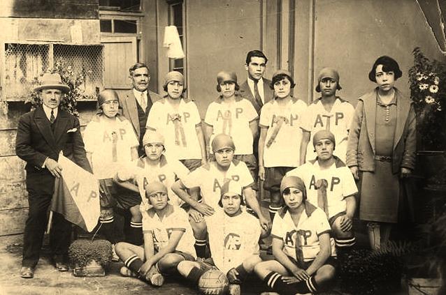 ¡Larga vida a la mujer coquimbana en sus luchas y anhelos!
En la imagen, el "Aurora Porteña" de Coquimbo en 1928, uno de los primeros clubes femeninos de Chile formado por trabajadoras de una lavandería. #8Marzo