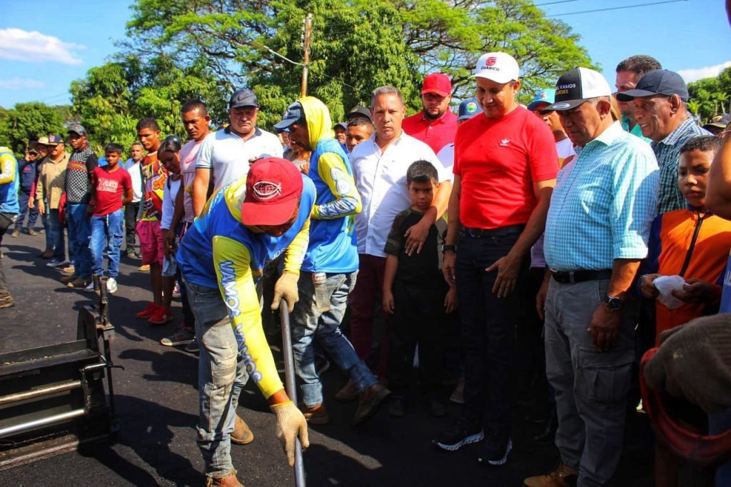 #Infórmate📢 Gobierno Bolivariano continúa trabajos en la Troncal 13

Más información ⬇️
👁 tinyurl.com/bd2ss4c5

#Guárico
#BienestarSocialParaElPueblo
#GuáricoProduce