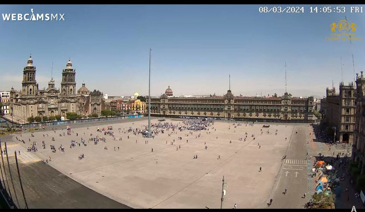 Pajaropolitico's tweet photo. 🇲🇽 La bandera monumental del Zócalo capitalino no fue izada este #8M. 

🤔Pero… ¿qué dice la ley? 

📸 @webcamsdemexico