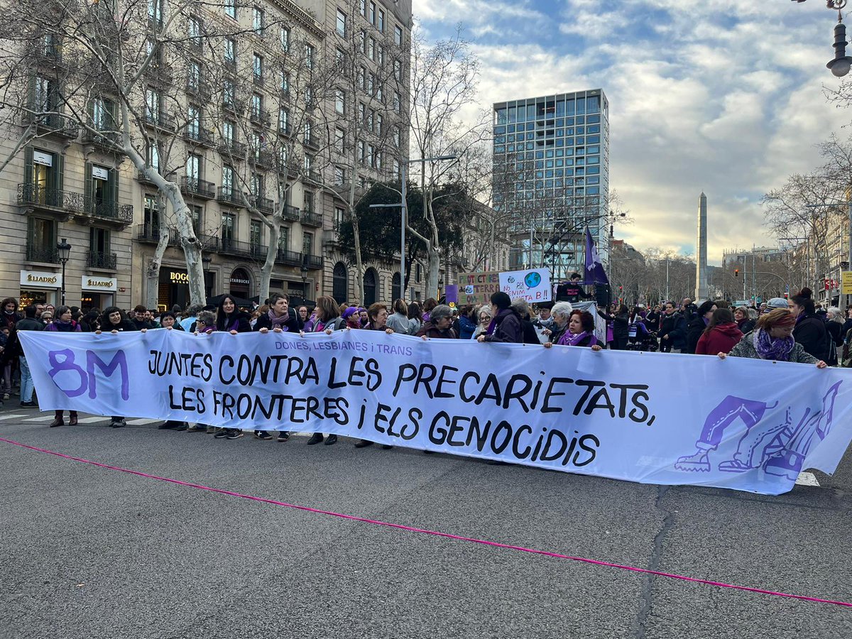 Assemblea8mCat's tweet photo. Més de 100.000 feministes hem tornat a desbordar els carrers aquest #8M2024. 

De nou, hem mostrat la força de dones, lesbianes i trans contra les precarietats, les fronteres i els genocidis💜 🔥✊🏾🍉 https://t.co/s2qjV3GxR0
