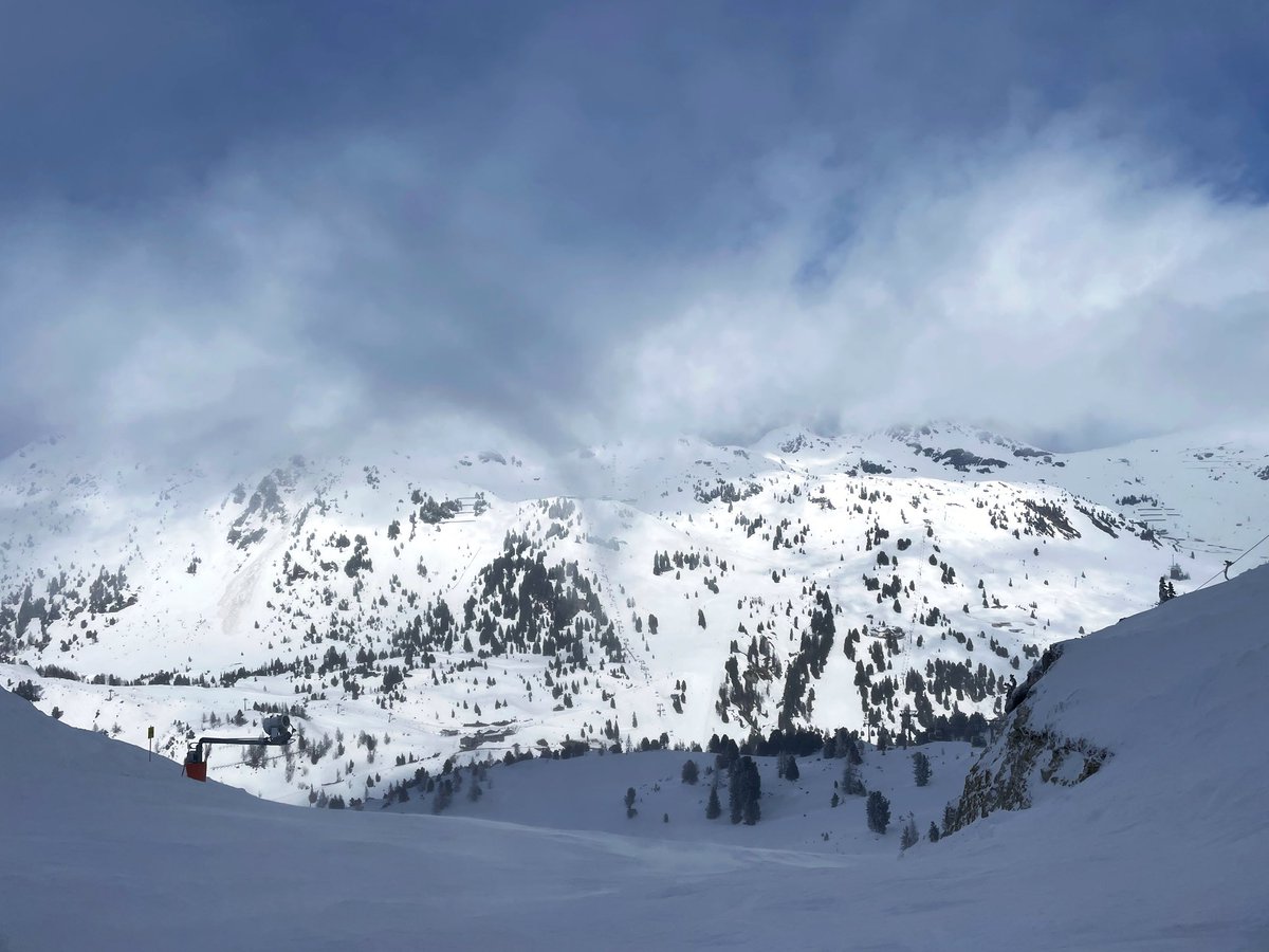 It's still winter in the mountains 
.
.
#skiing #winter #wintersports #snow #outdoors #mountains #styria #obertauern #elanskis #fun