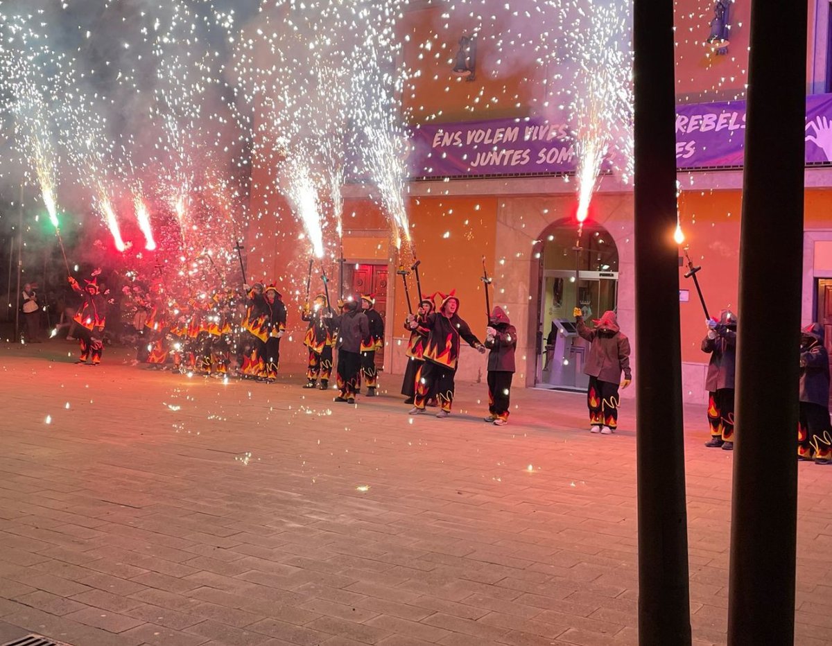 palauplegamans's tweet photo. 🎆 Culminem el #8MPsip amb la Carretillada de Dones dels Deixebles del Dimoni de la Pedra Llarga a la plaça de la Vila.

🔥 Un espectacle pirotècnic organitzat per la mateixa entitat per concloure les celebracions del Dia Internacional de la Dona a #PalausolitàiPlegamans https://t.co/LUhIbRqV12