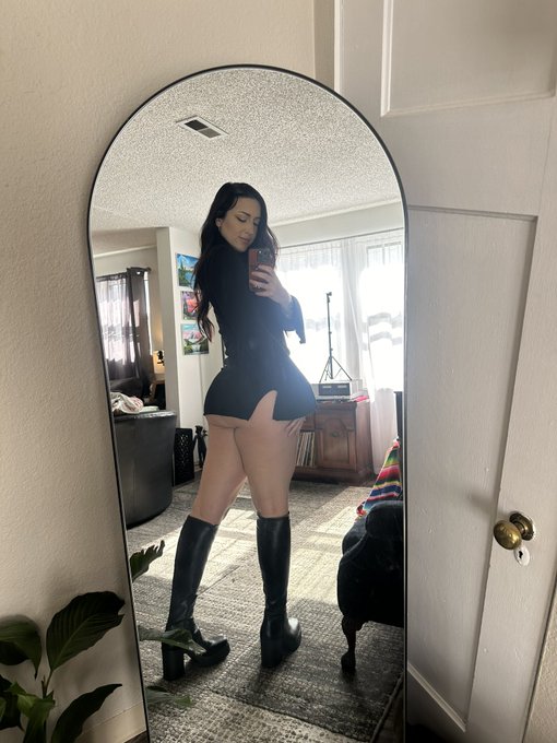 Omg I&rsquo;m literally obsessed with my new boots 😭 https://t.co/z6tvJBkFV9