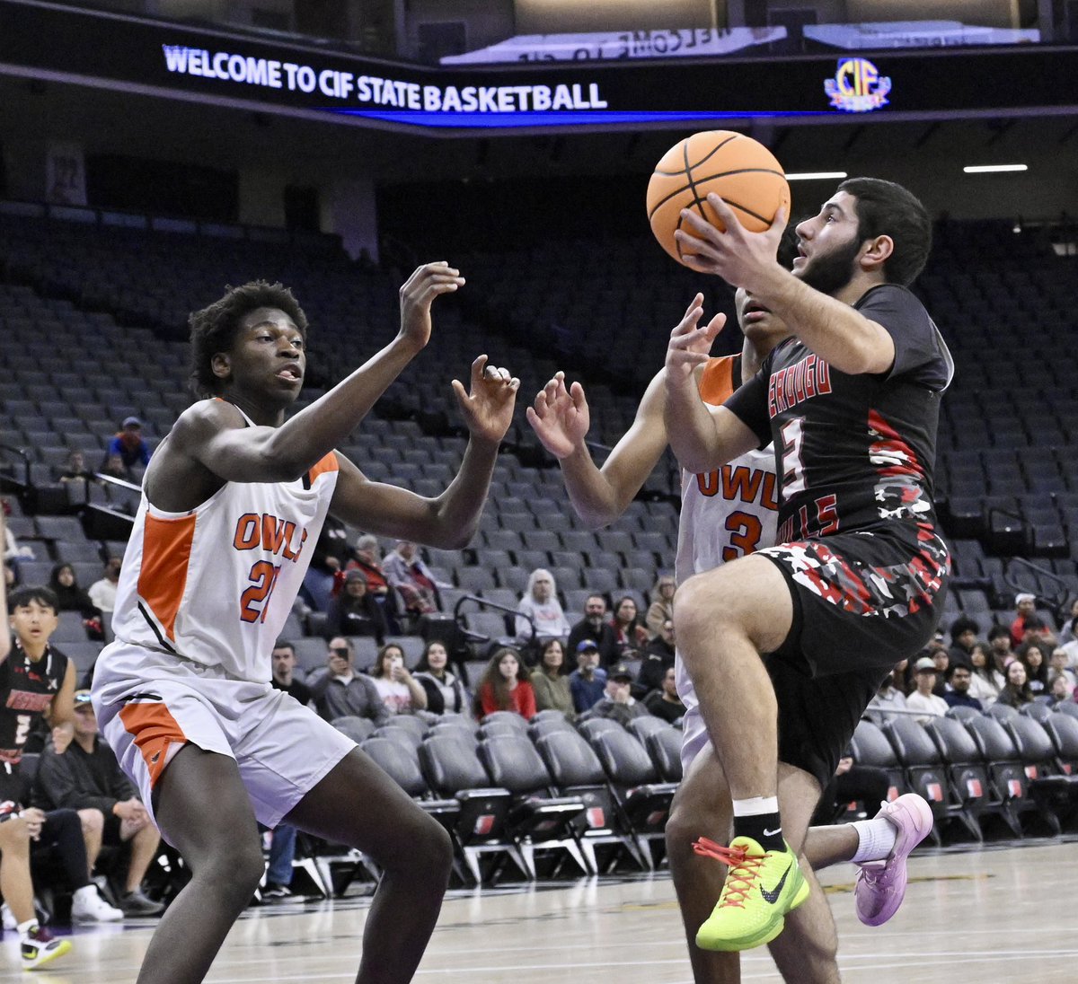 photowkb's tweet photo. Verdugo Hills takes on Athenian during a CIF State Division V boys basketball championship game at the Golden 1 Center in Sacramento. @CIFState #cifstate @cifss #cifss #verdugohills #athenian #basketball #championships @SGVNSports @haleymsawyer @NikonUSA #Nikon @ocvarsityguy https://t.co/cNrZwbdl7n