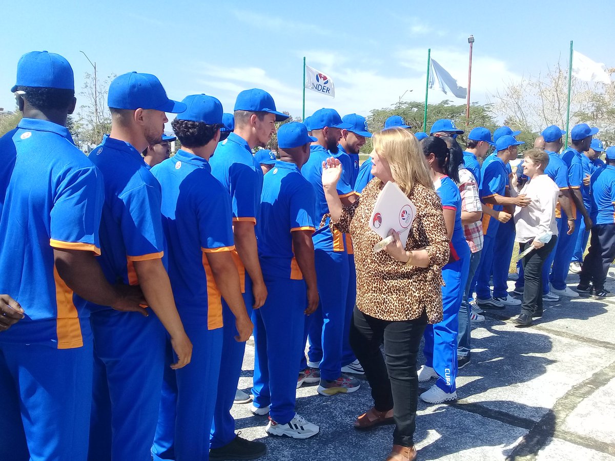 En la mañana de hoy fue abanderado por la máxima dirección política y administrativa de #SanctiSpíritusEnMarcha el equipo de béisbol que  participará en la Serie 63.
#Cuba 
#MejorEsPosible 
<a href="/DeivyPrezMartn1/">Deivy Pérez Martín</a>
<a href="/AlexisLorente74/">Alexis Lorente Jiménez</a> 
<a href="/DiazCanelB/">Miguel Díaz-Canel Bermúdez</a>