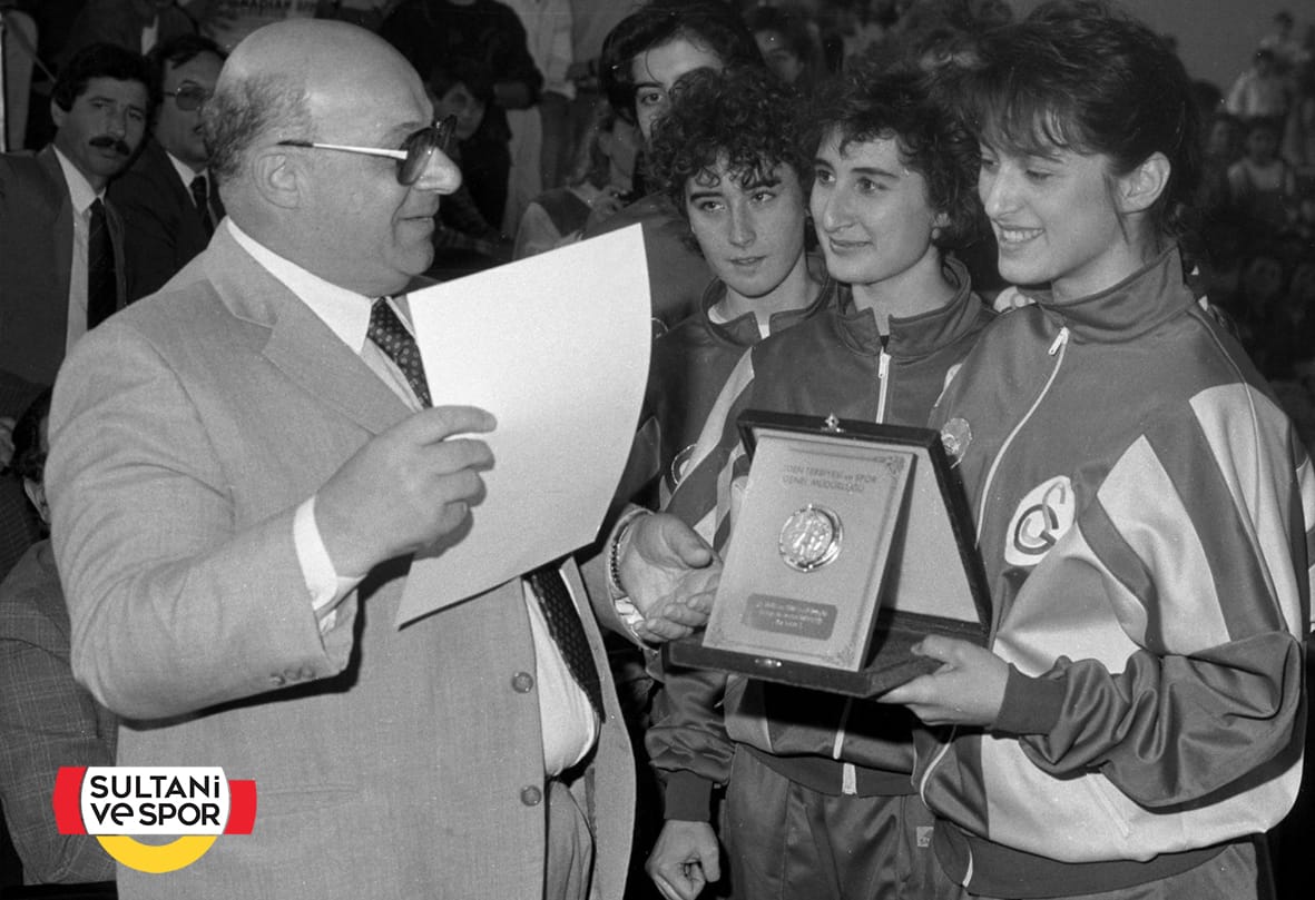 1988'de Lefkoşa'da düzenlenen Türkiye Liselerarası Basketbol Şampiyonası finallerinde,  kızlarda birinci olan Galatasaray Lisesi sporcularına plaketlerini KKTC Cumhurbaşkanı Rauf Denktaş veriyor.
Sağdan sola: Engin Gürsoy , Aycan Yeniley, Müge Yalçınkaya , Derya Aydıner