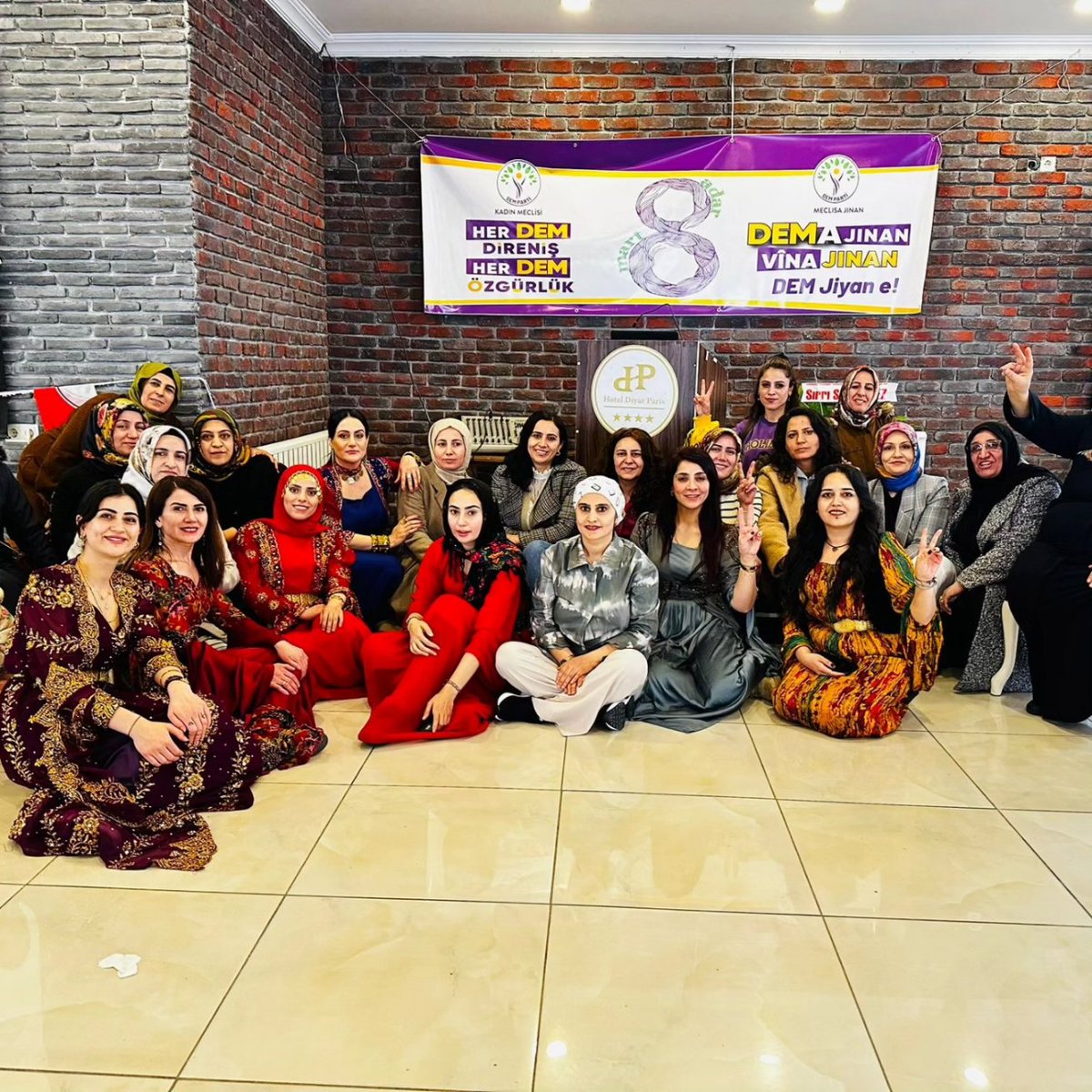 8 Mart Dünya Emekçi Kadınlar Günü'nde başta Kürt kadın hareketi olmak üzere özgür bir gelecek için mücadele eden tüm kadınların direnişini selamlıyoruz. 
Jin Jiyan Azadî felsefesinin toplumun tüm kesimlerinin ışığı olması temennisiyle.
#Bijî8êAdarê
<a href="/musdemgenckadin/">DEM Parti Muş Genç kadin</a>