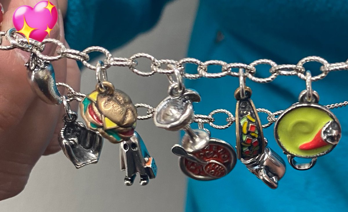 @Chilis needs to collab w James Avery on a chicken crisper charm so I can have all the core items on my bracelet😍😂 #chilislove #whyamilikethis @mandahale 🥰🌶️❤️🌻🍔