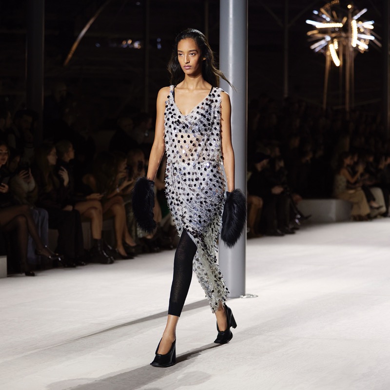 LouisVuitton's tweet photo. Women’s Fall-Winter 2024 Show. Capturing the essence of contemporary style, @TWNGhesquiere crafts a bold new collection of avant-garde ensembles, personified by House Ambassador #Felix.

#LVFW24 #LouisVuitton