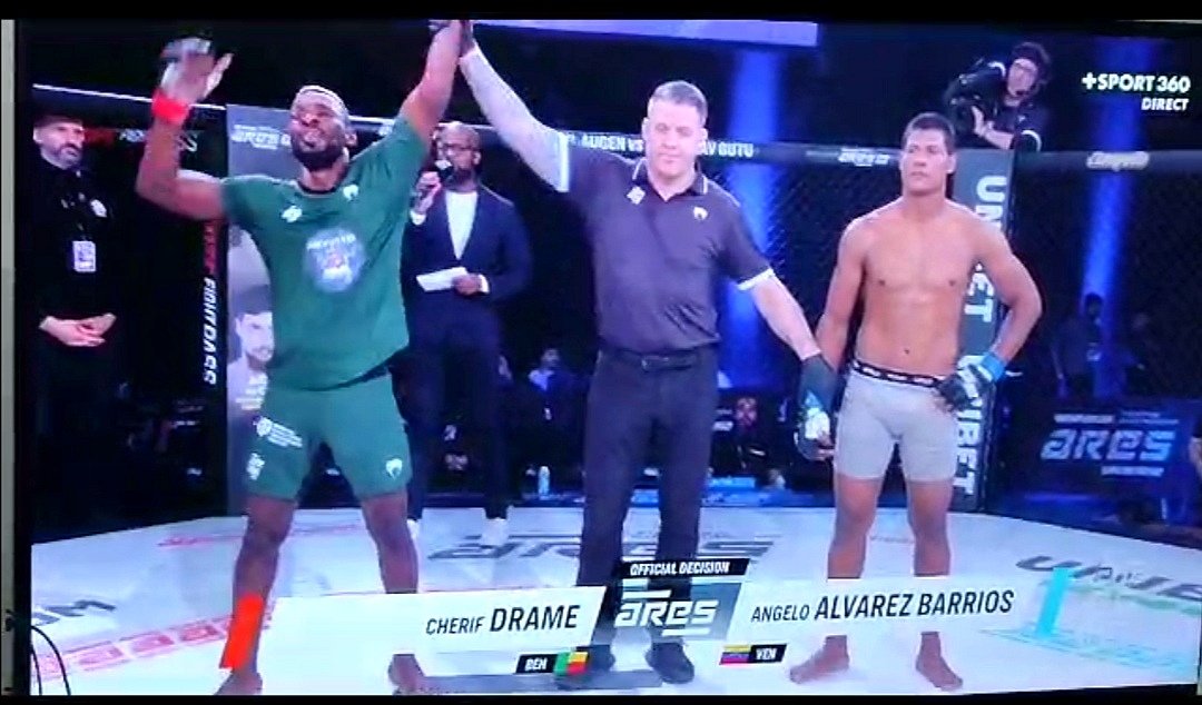 hevioxomma's tweet photo. #X229 make some noise 🔊🔊🎉 pour #ChérifDramé qui vient de remporter🔥 son premier combat en France 🇫🇷

Bravo Champion 👏💥
Le Bénin 🇧🇯 à l'honneur 🚀

#HevioxoMMA https://t.co/BoACm69w5c