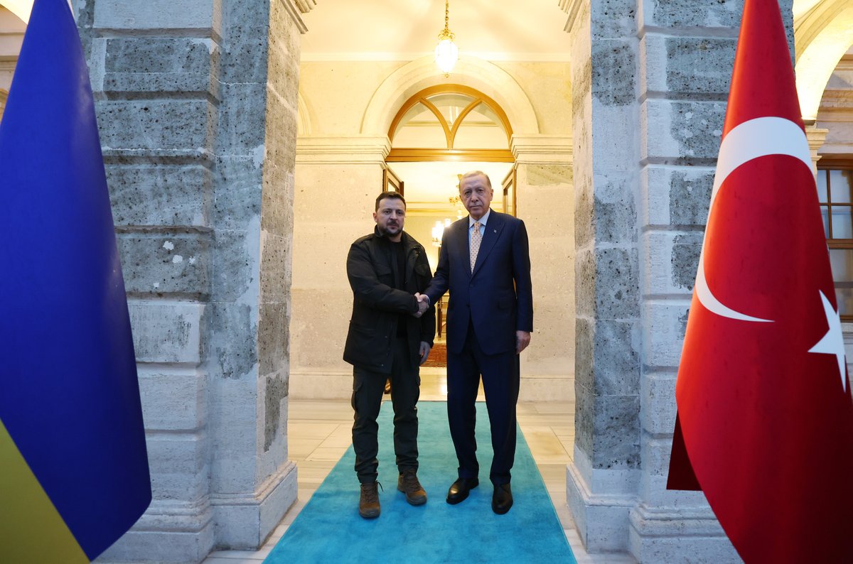 RTErdogan's tweet photo. Ukrayna Devlet Başkanı Sayın Zelenski’yi geçen sene Temmuz ayından sonra yeniden ülkemizde misafir etmekten memnuniyet duyuyorum.

İstişarelerimizin başta ülkelerimiz olmak üzere tüm insanlık için hayırlara vesile olmasını diliyorum. 🇹🇷🇺🇦                                          

Kıymetli dostumla bugünkü görüşmelerimizde iki yılı geride bırakan savaşla ilgili gelişmeleri ayrıntılı şekilde ele aldık.

Stratejik ortağımız Ukrayna’nın toprak bütünlüğü, egemenliği ve bağımsızlığına yönelik desteğimizi teyiden vurguladım.

Başından beri savaşın müzakereler temelinde sonlandırılması için elimizden gelen katkıyı verdik, veriyoruz.

Rusya’nın da dâhil olacağı bir barış zirvesine ev sahipliği yapmaya da hazırız.

Karadeniz Girişimi 33 milyon tona yakın tahılın ihtiyaç sahiplerine ulaşmasına imkân vererek küresel bir gıda krizinin önüne geçmişti.

Taraflar arasında yeniden mutabakat sağlanması için bir niyet ortaya konulduğu takdirde daha önce olduğu gibi elimizden gelen desteği vermeye hazırız.

Savaşa rağmen ikili ticaretimizin istikrarlı bir seyir izlemesinden memnuniyet duyuyoruz.

10 milyar dolar hedefimize ulaşmak için gayretlerimizi artırma noktasında mutabık kaldık.

Ukrayna’nın yeniden imarı çalışmalarına da güçlü şekilde destek vereceğiz.

Kırım Tatarlarının Ukrayna’daki varlığı iki ülke arasındaki dostluğu pekiştiren önemli unsurlardan biridir.

Soydaşlarımızın haklarının garanti altına alınması ve özerklik statülerinin güçlendirilmesindeki emekleri için Sayın Zelenski’ye bir kez daha teşekkür ediyorum.

Kırım Tatar soydaşlarımızı her zaman destekledik, destekleyeceğiz.

Önümüzdeki dönemde bir yandan Ukrayna’yla dayanışmamızı sürdürürken diğer yandan savaşın müzakereler temelinde adil bir barışla sona erdirilmesi için çalışmalarımıza devam edeceğiz.