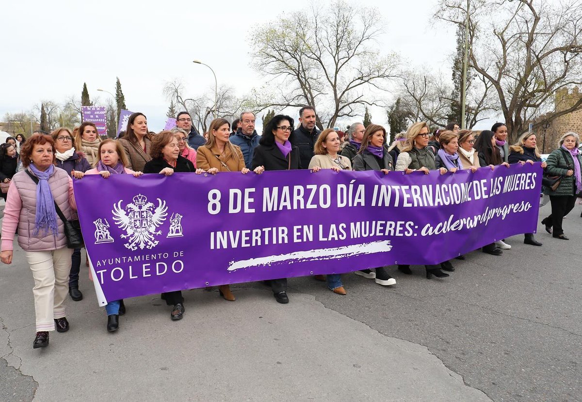 🟣💬 La concejal de Asuntos Sociales, Inclusión, Familia y Mayores,@IllescasSoleda, ha encabezado la manifestación del 8 de marzo, #DíaInternacionaldelaMujer, bajo el lema “Invertir en mujeres: acelerar el proceso”.