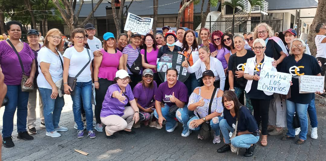 VoluntadPopular's tweet photo. Este #8M las mujeres en Venezuela no celebraron: protestaron. 

Por equidad, por igualdad, por libertad y por democracia. ✊🏻💜. #MujeresConVoluntad. 🧡. https://t.co/YOe638kVc3