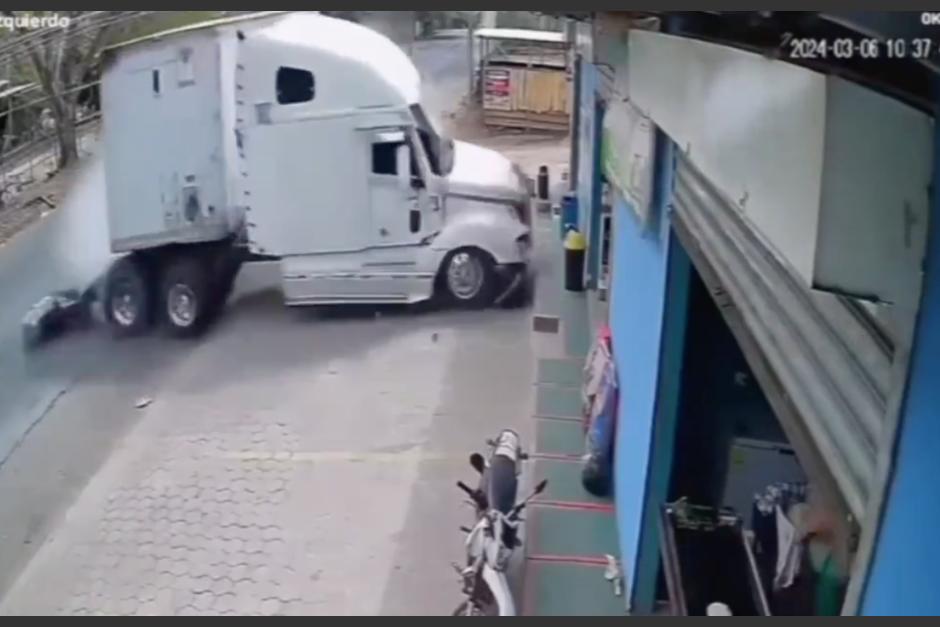 #Zacapa l Un video muestra un brutal accidente entre un motorista y un tráiler.

Para ver más: elespectadorguatemala.com/video-l-por-ev…