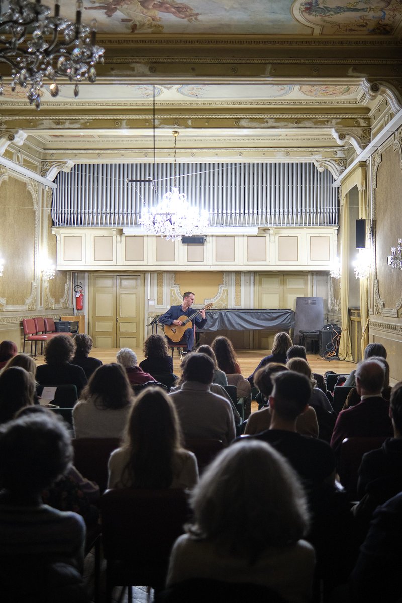 ConservatorioCN's tweet photo. Non potevamo sperare in un inizio migliore per la nostra Stagione Artistica 2024: una sala "Mosca" gremita sta ascoltando la chitarra di Carlo Fierens nel suo viaggio tra i secoli, dal Settecento al Novecento, e tra gli stili, dal barocco ai ritmi popolari argentini.
#Cuneo https://t.co/FQffNFq0JB