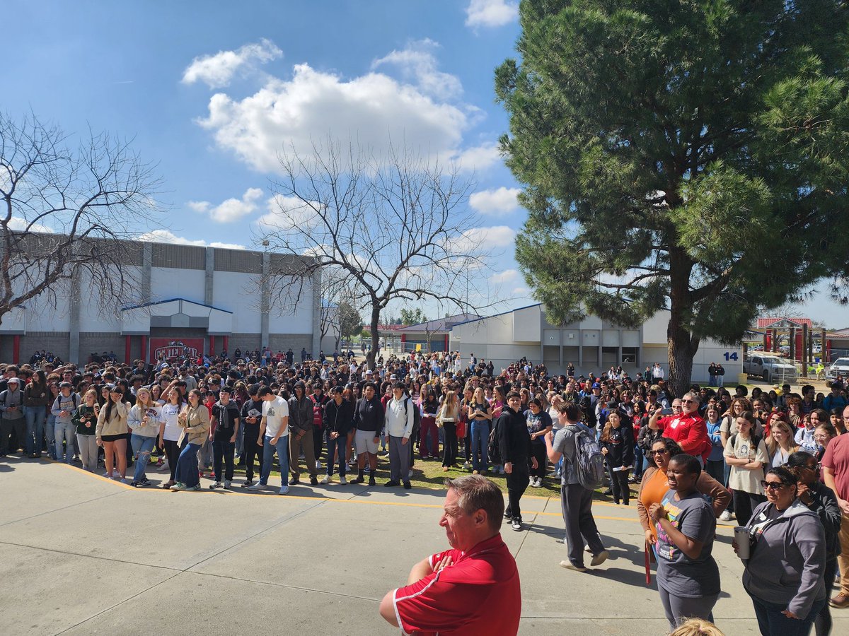 CentennialHawks's tweet photo. Send off for our boys basketball team as they head to Sacramento for the CIF championship.@KernHighNetwork @CifCentral @PAGMETER @paulmeadors @Pdouble_33 @gabecamarillo_ https://t.co/wS9WV2S9g3