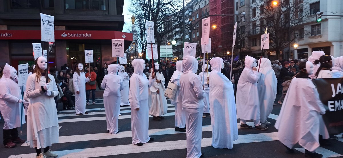 #SerMujerNoEsUnSentimiento 
Nos matan por ser mujeres
Orgullosa de mis compañeras feministas,todas en el bloque abolicionista
#GoraBorrokaFeminista